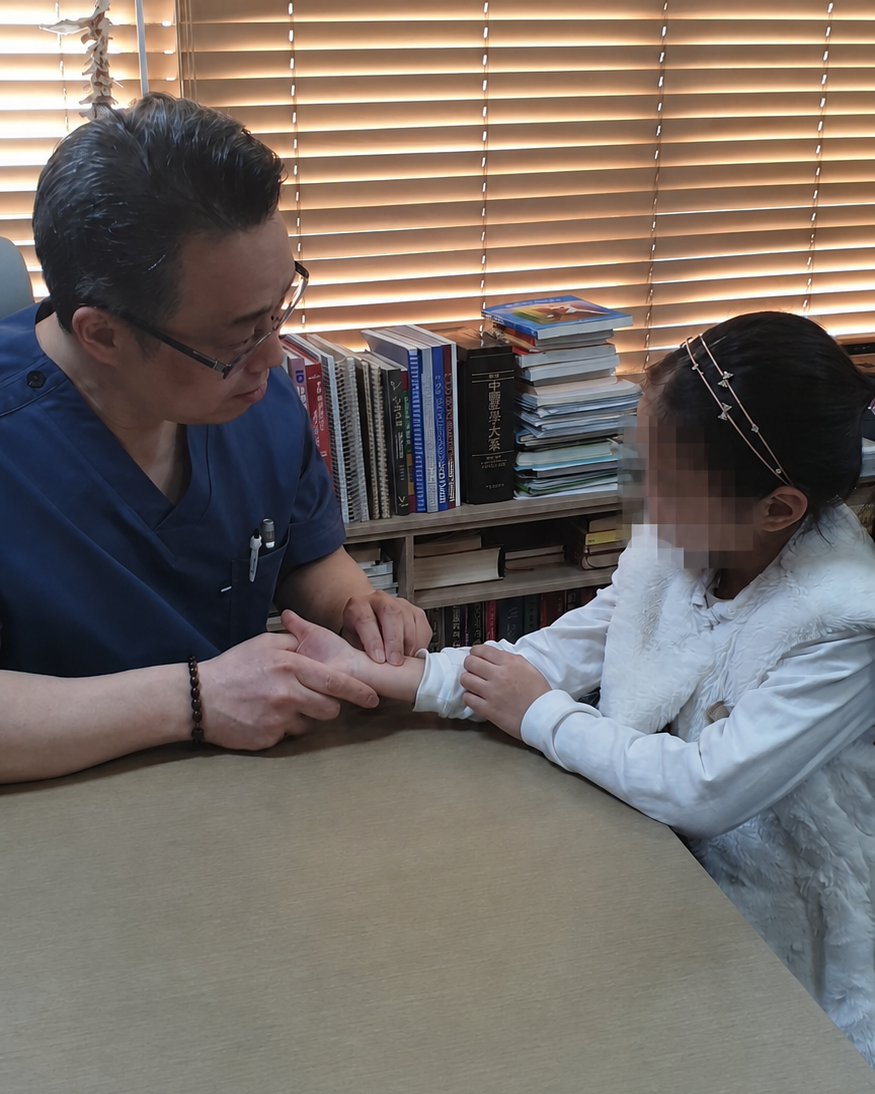 아이의 맥을 살피는 길한의원 소아 진료 장면